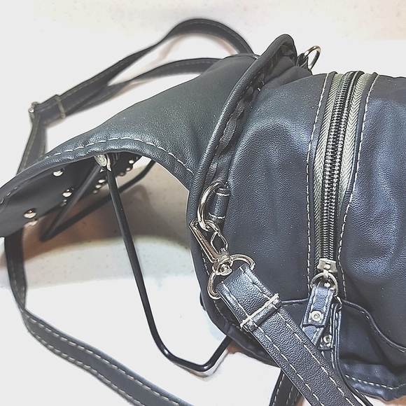 Crossbody 100% PU Leather. New no Tags - Picture 3 of 5